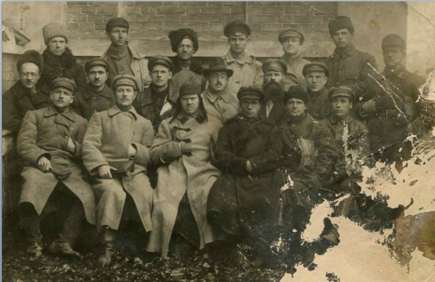 Чанкин Г.А. в верхнем ряду третий слева.jpg